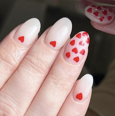 unghie semplici s valentino con cuori rossi