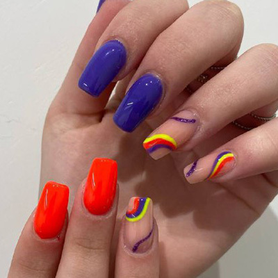 unghie colorate con decorazione astratta su alcune dita