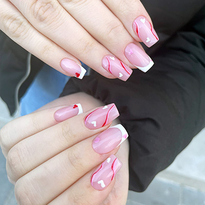 unghie san valentino rosa con french bianco e linee rosse