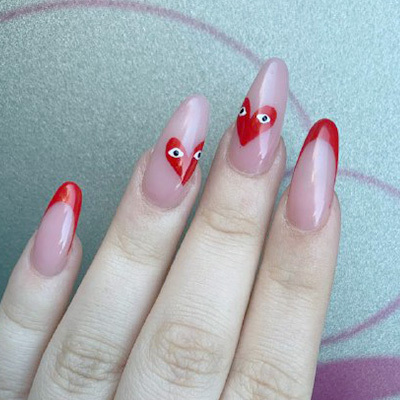 unghie rosa con cuore disegnato rosso per s valentino