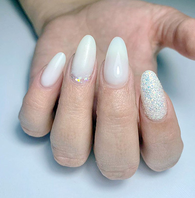 milky nails con glitter