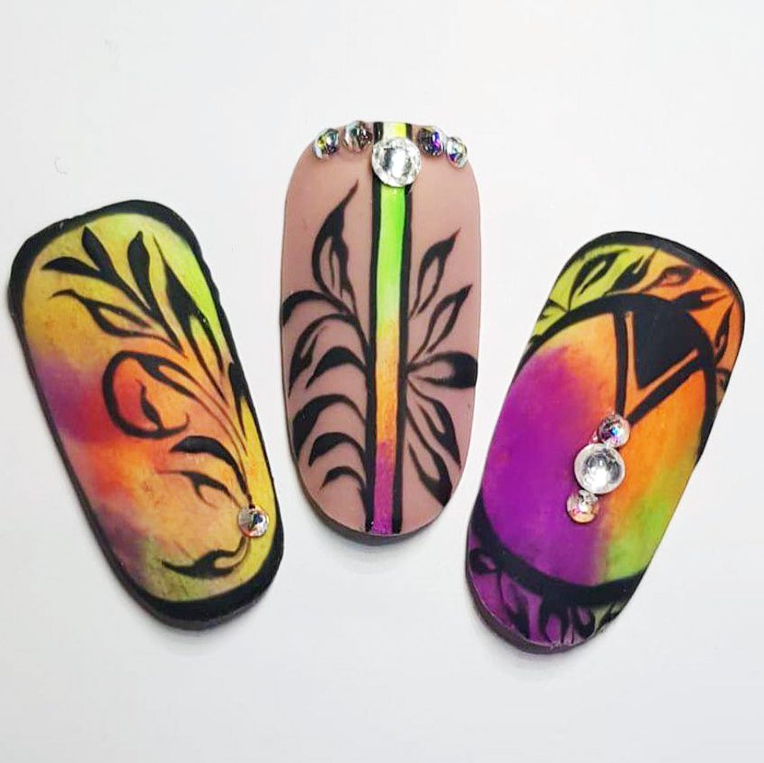 nail art con pigmenti in polvere per unghie