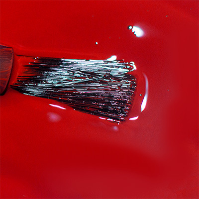 pennello e colore semipermanente rosso