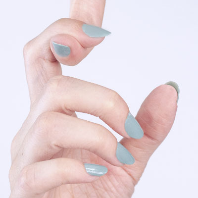 Unghie color azzurro trattamento manicure