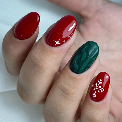 unghie rossi con dettaglio natalizio verde