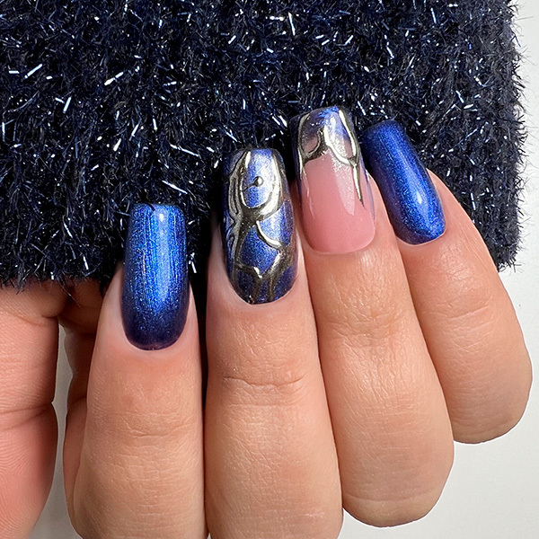 Nail art metallizzate blu con decorazioni