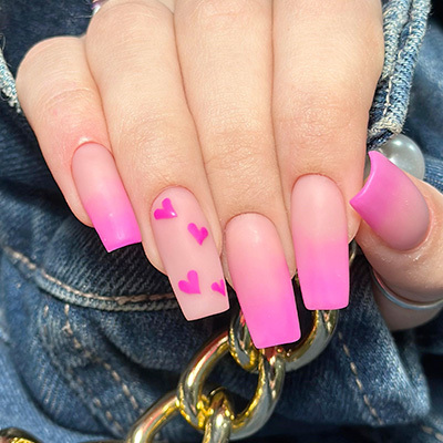 unghie in gel rosa con cuori