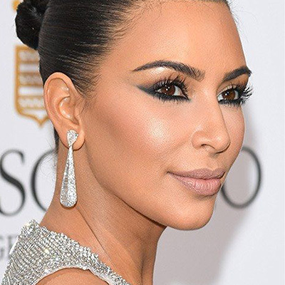 Modella Kim Kardashian per reverse eyeliner