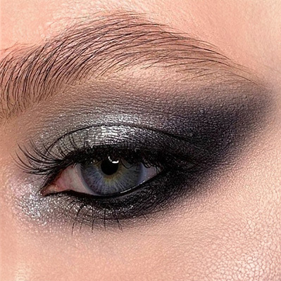Trend charcoal eye makeup