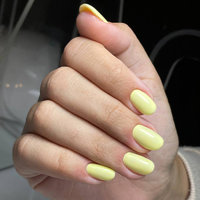 unghie con smalto giallo