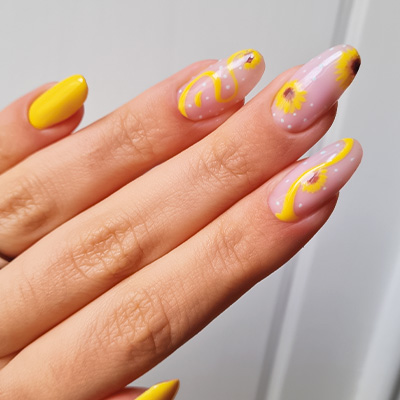 Nail art gialle con girasoli