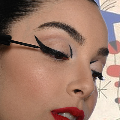 Applicazione eyeliner su modella