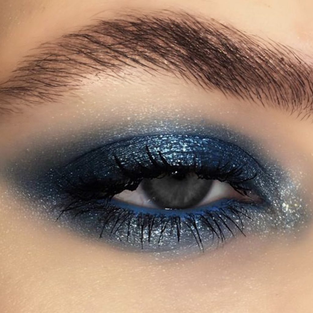 Trucco occhi blu glitterato