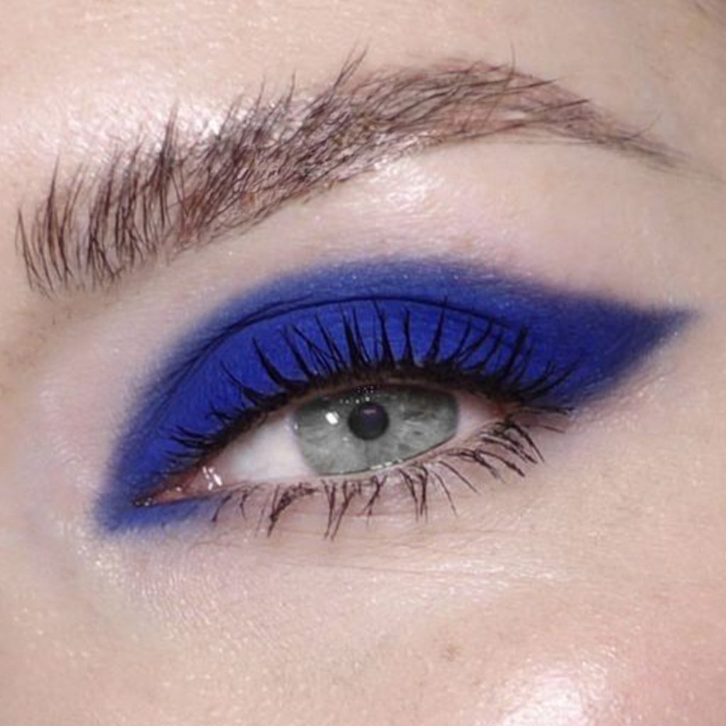 Trucco occhi con matita blu