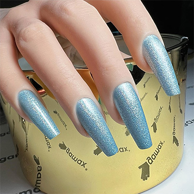 Unghie azzurre con glitter