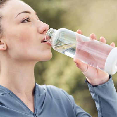 Modella che beve acqua