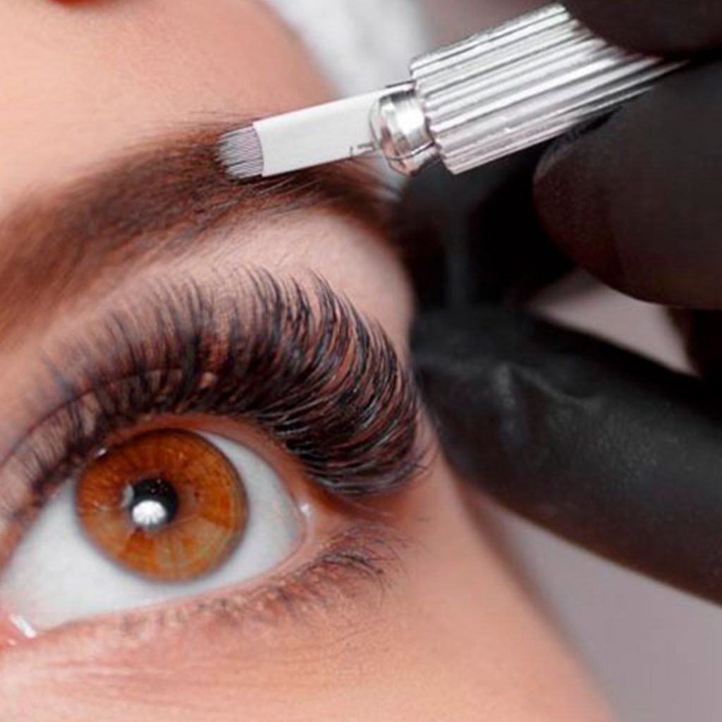 Modella microblading trattamento